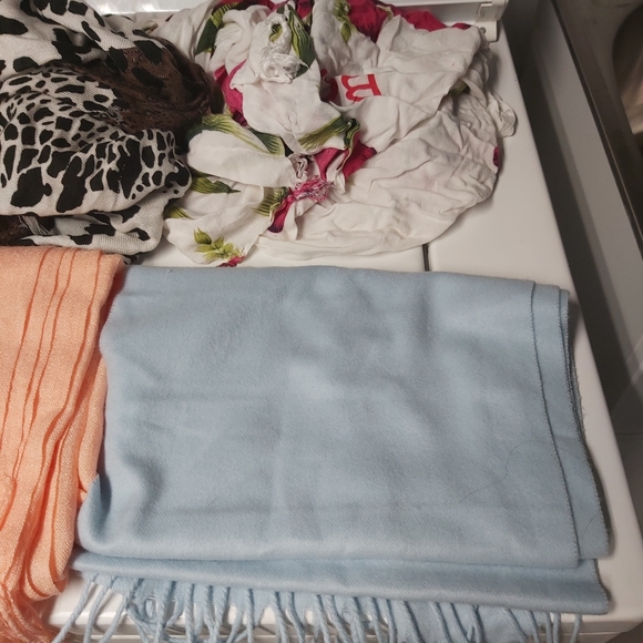 Huge Scarf Bundle (7 Scarves) - Picture 5 of 6